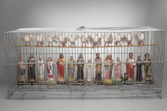 "Infierno", de la serie "Ideas para infiernos", 2004  Jaula con palomas de plástico y figuras de santos  34 x 75,5 x 30 cm  Colección familia Ferrari